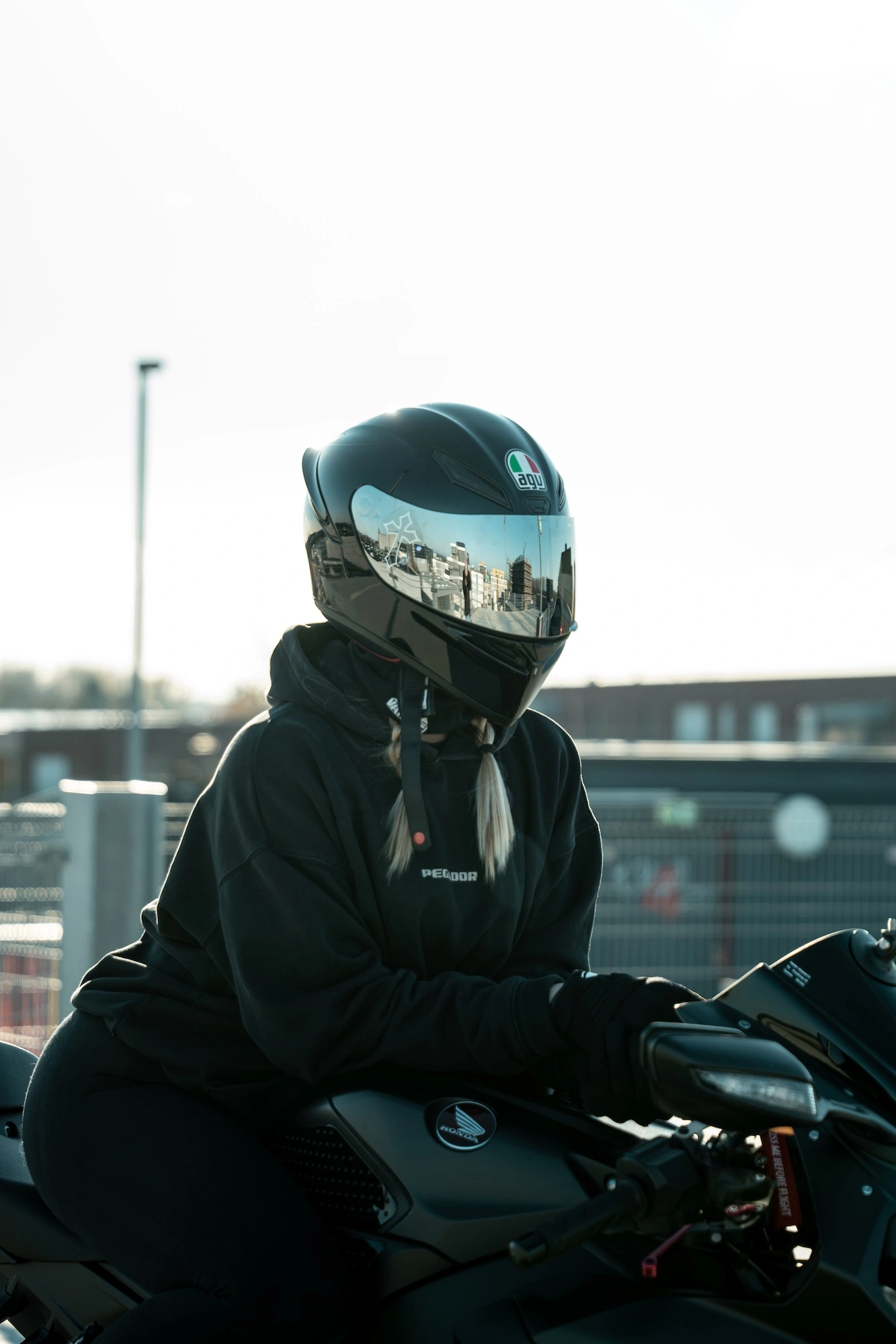 Motorrad auf Parkhaus