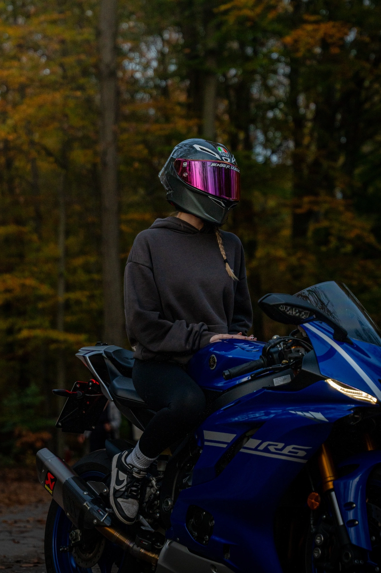 Motorradfahrer im Wald