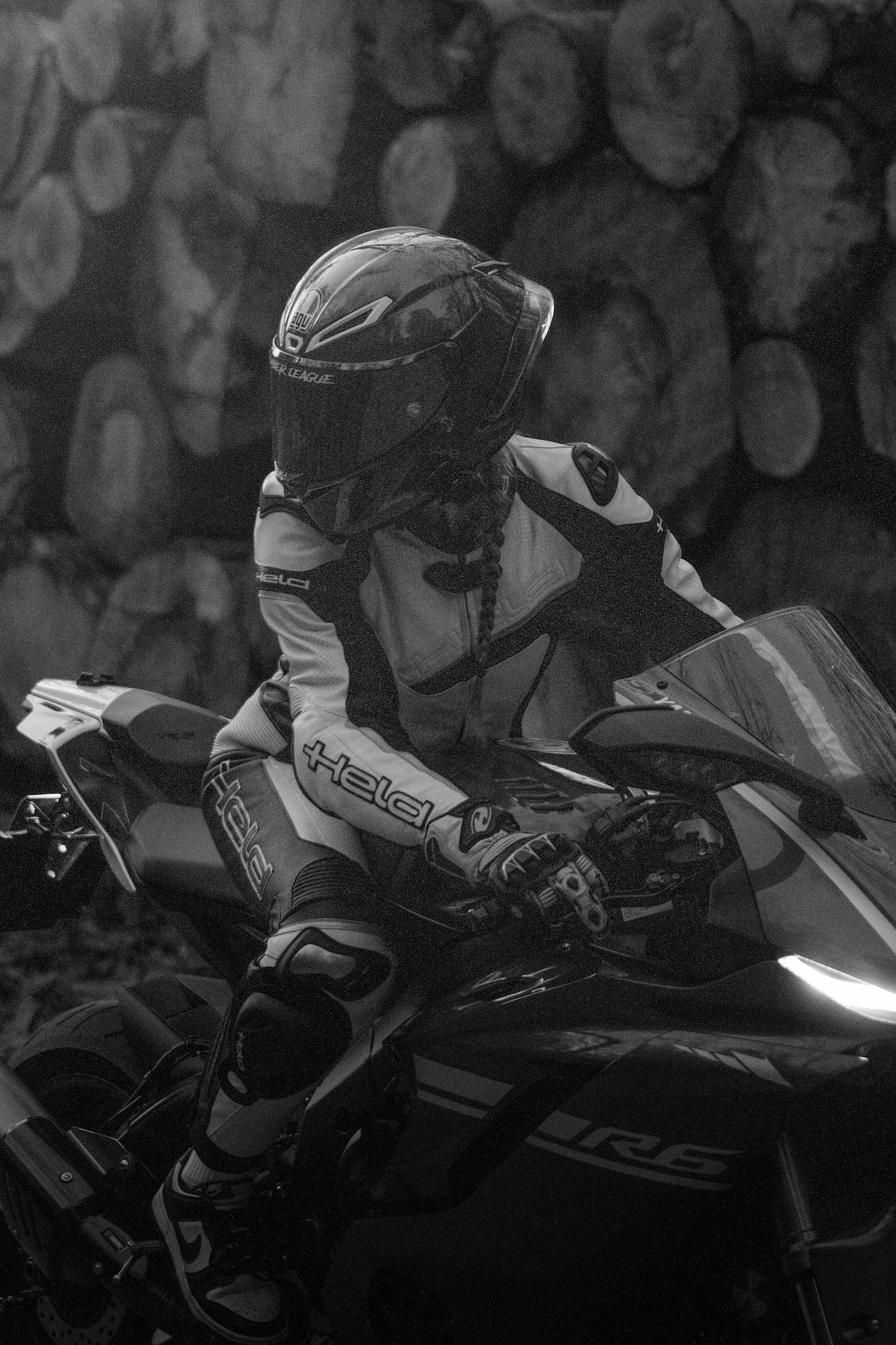 Motorrad vor Baumstämmen