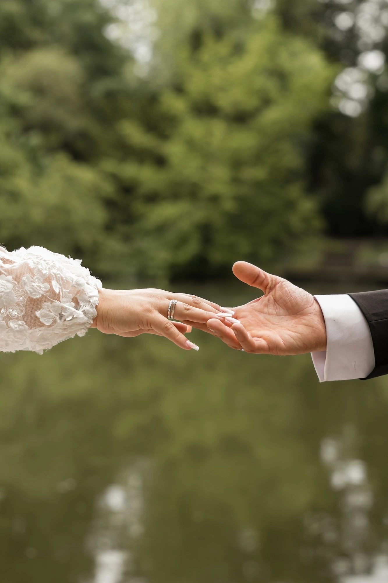 Paar hält Hand am See