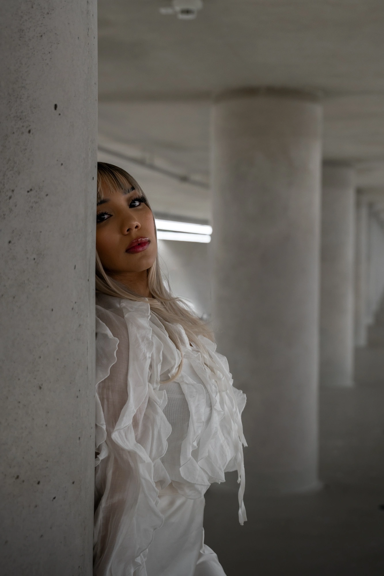 Model hinter einer Säule