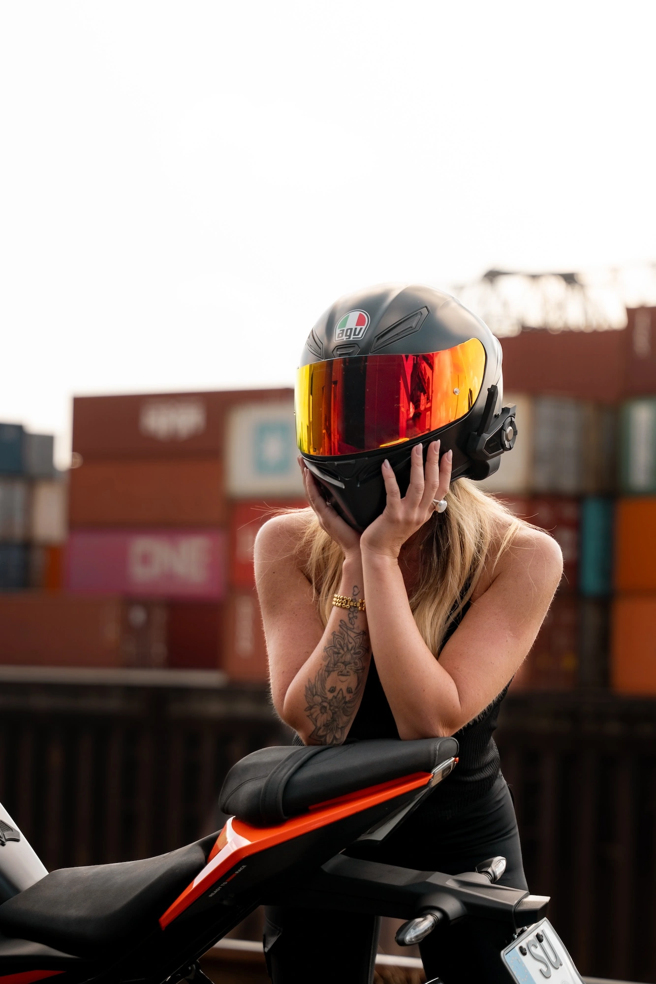 Biker mit orangenen Helm